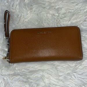 Michael kors wristlet